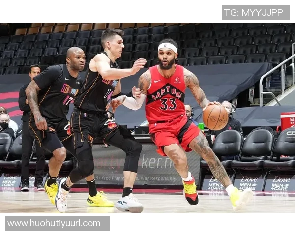 特伦特上篮受伤左小腿被搀扶回更衣室球迷心痛不已